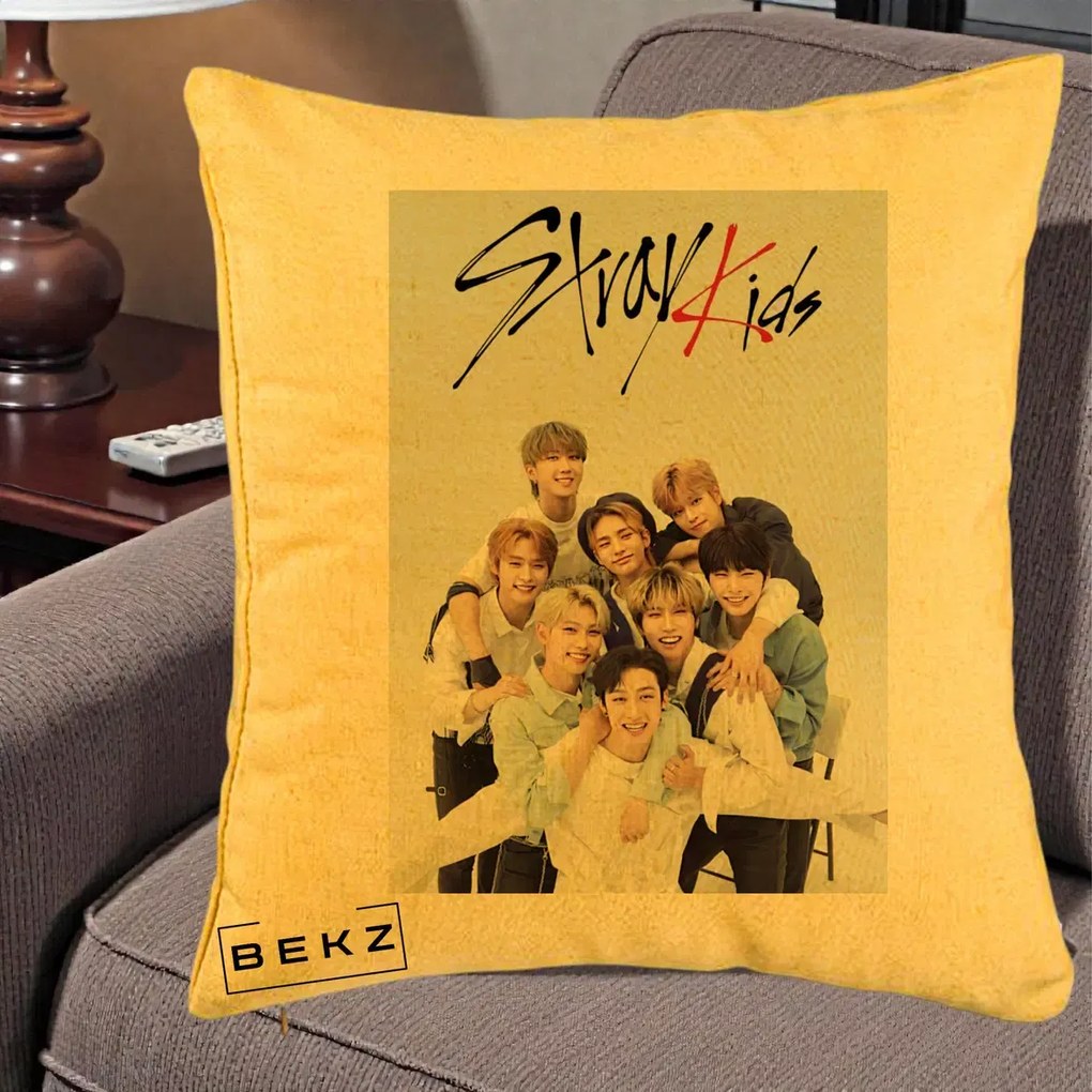 Perna Personalizata K-pop Stray Kids cu Foto Grup Alb-Albastru, 40x40 cm, Galben, Husa Detasabila, Perna Inclusa, BEKZ®