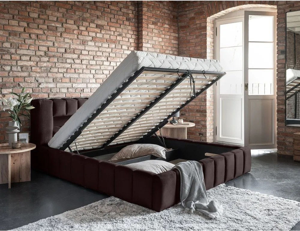 Pat matrimonial maro închis tapițat cu spațiu de depozitare cu somieră 180x200 cm Lamica – ELTAP