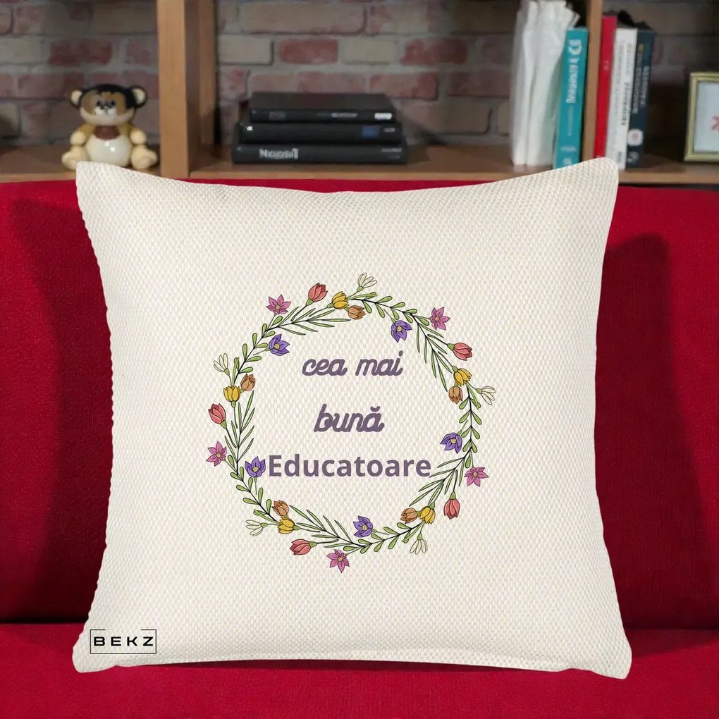 Cadou pentru Educatoare - Perna Personalizata Cea mai Buna Educatoare cu Coronita Florala Colorata, 40x40 cm, Crem Reliefat, Husa Detasabila, Perna Inclusa, BEKZ®