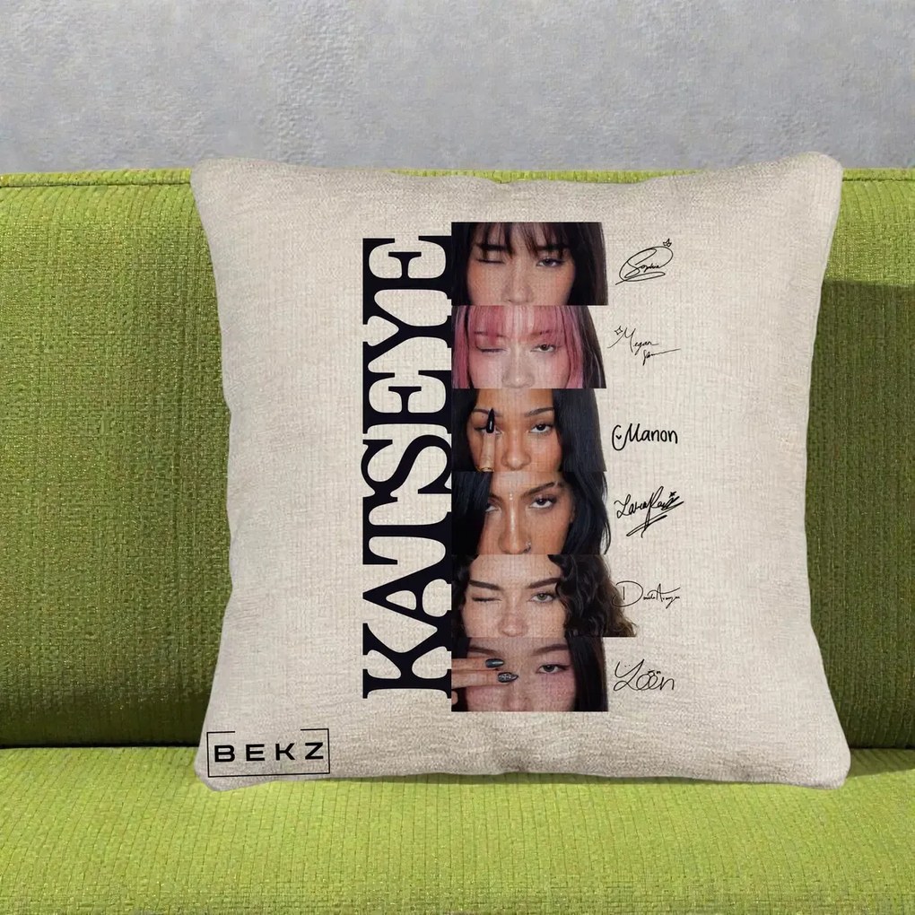 Perna Personalizata K-pop KATSEYE Semnaturi Membre Foto, 40x40 cm, Bej Canapea, Husa Detasabila, Perna Inclusa, BEKZ®