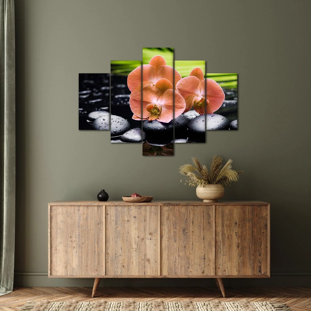 Tablou - Orhidee portocalie cu frunze de palmier (150x105 cm)