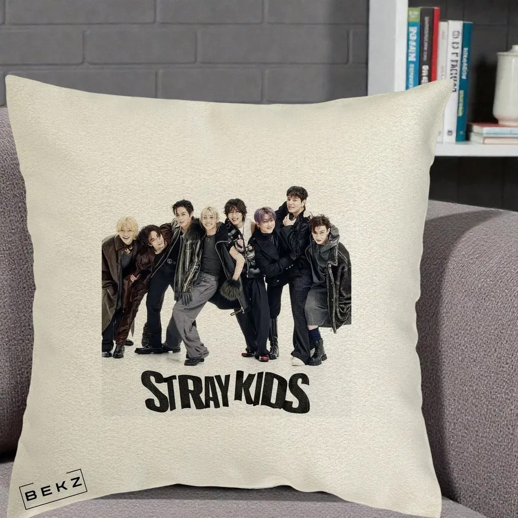 Perna Personalizata K-pop Stray Kids Outfit Negru, 40x40 cm, Ecru, Husa Detasabila, Perna Inclusa, BEKZ®