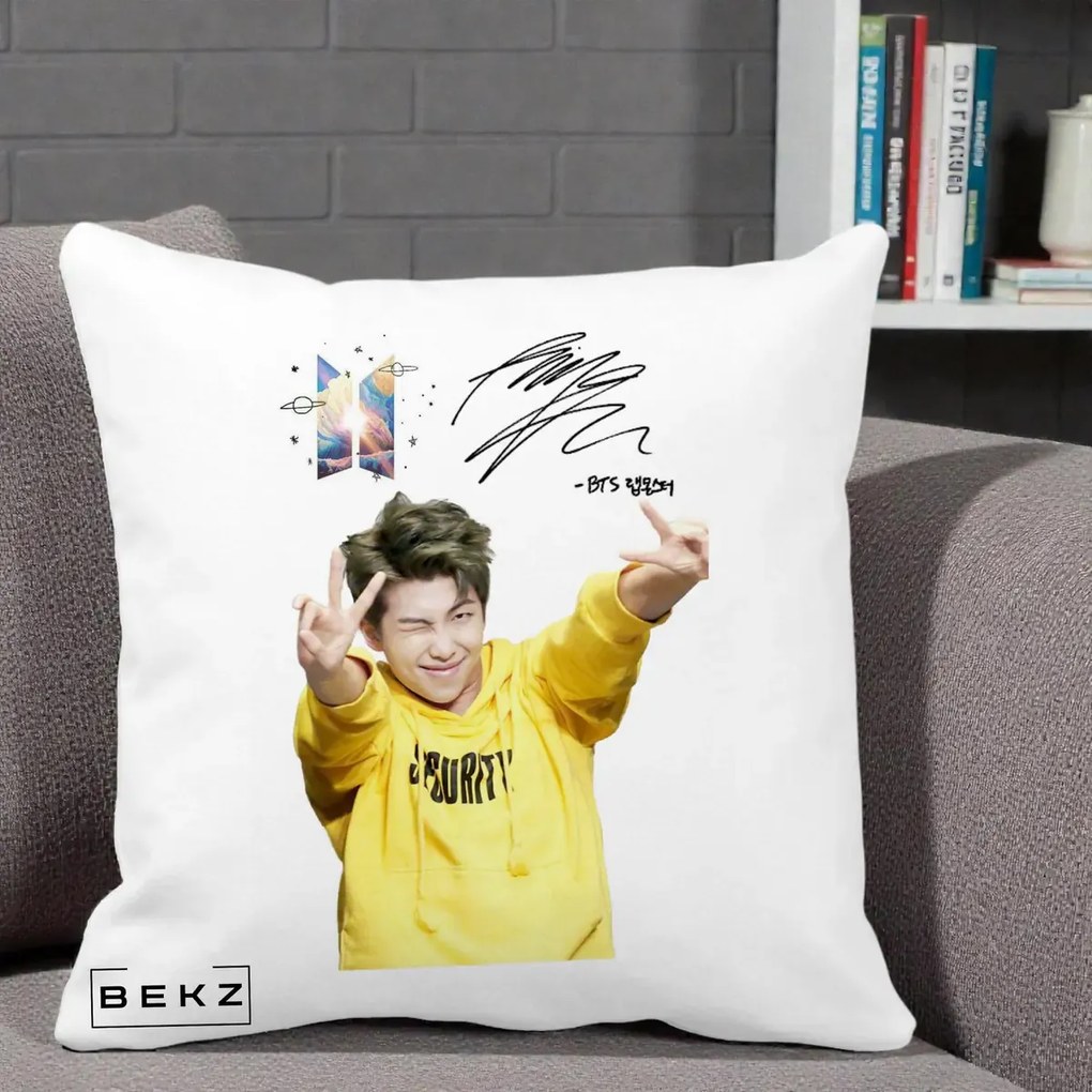 Perna Personalizata K-pop BTS RM Namjoon Hanorac Galben Autograf, 40x40 cm, Alba Mata, Husa Detasabila, Perna Inclusa, BEKZ®
