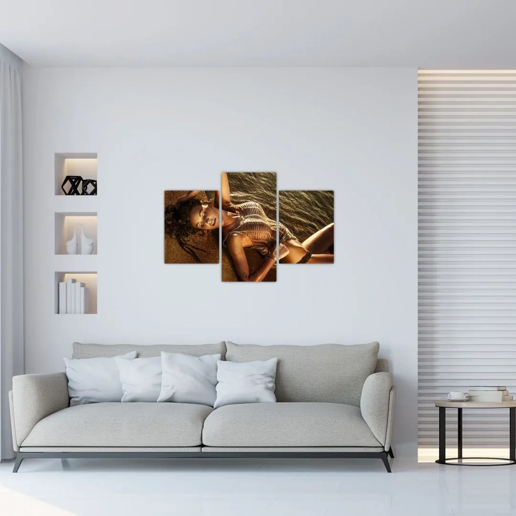 Tablou cu femeia întinsă pe plajă (90x60 cm)