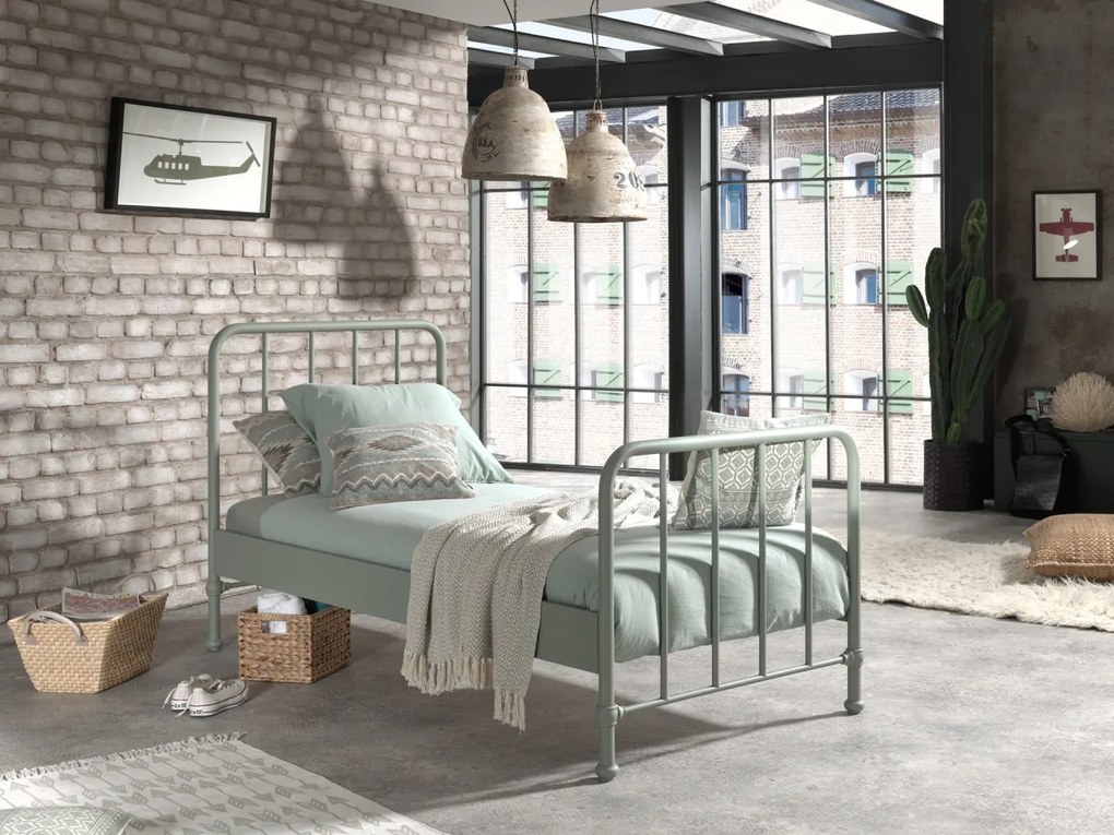 Set BRONXX este format din Pat copiiul BRONXX verde măsliniu (90x200 cm) cu NOPTIERA camera copiiasortată verde măsliniu.