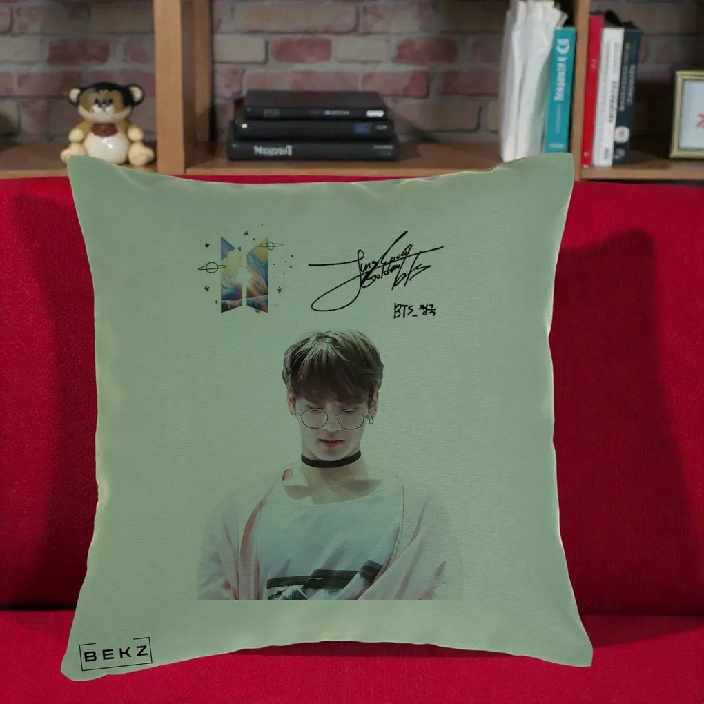 Perna Personalizata K-pop BTS Jungkook Portret cu Ochelari Autograf, 40x40 cm, Verde, Husa Detasabila, Perna Inclusa, BEKZ®