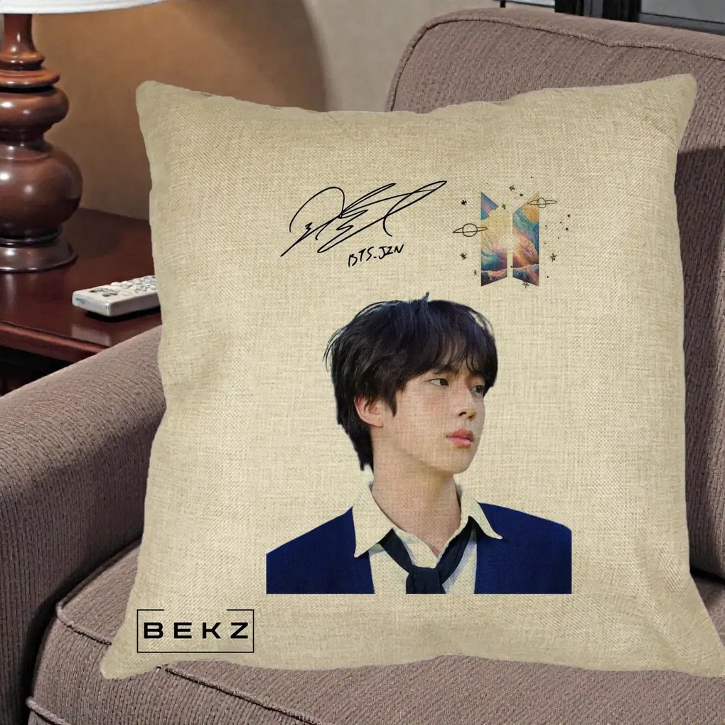 Perna Personalizata K-pop BTS Jin Portret Tinuta Albastra Autograf, 40x40 cm, Crem, Husa Detasabila, Perna Inclusa, BEKZ®