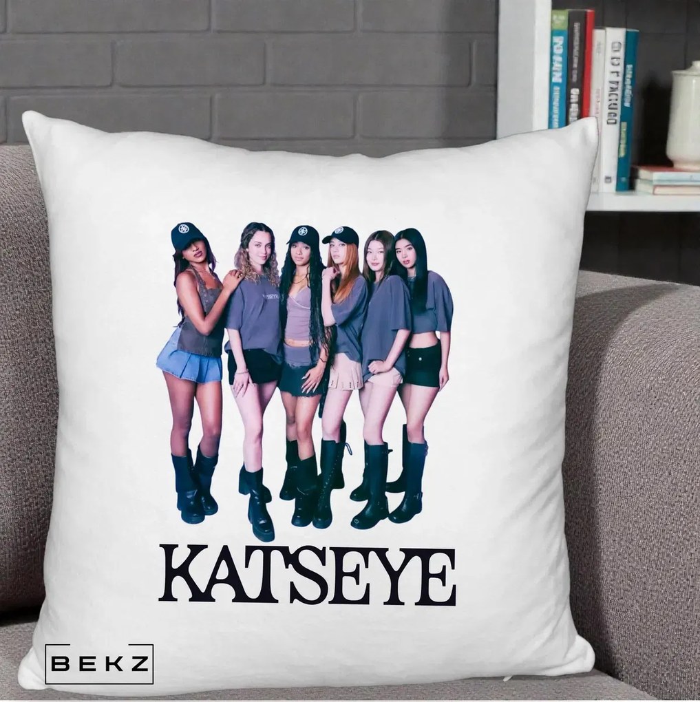 Perna Personalizata K-pop KATSEYE Grup Foto Tinute Gri, 40x40 cm, Alb Pufos, Husa Detasabila, Perna Inclusa, BEKZ®