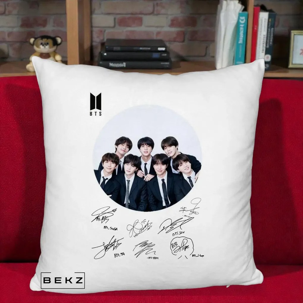 Perna Personalizata K-pop BTS Fotografie Grup Costum Negru si Autografe Cerc, 40x40 cm, Alb Pufos, Husa Detasabila, Perna Inclusa, BEKZ®