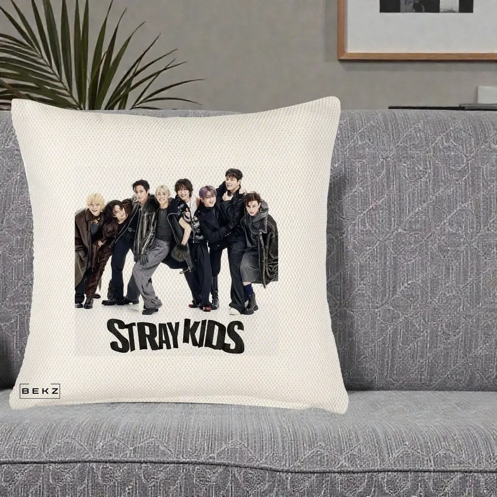 Perna Personalizata K-pop Stray Kids Outfit Negru, 40x40 cm, Crem Reliefat, Husa Detasabila, Perna Inclusa, BEKZ®