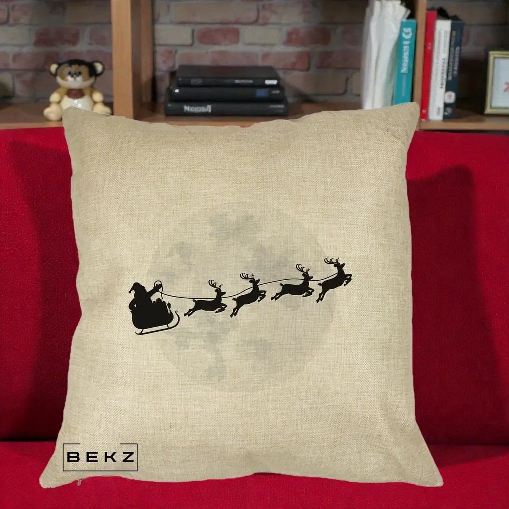 Perna Decorativa Mos Craciun Sanie Luna, 40x40 cm, Crem, Husa Detasabila, Perna Inclusa, BEKZ®