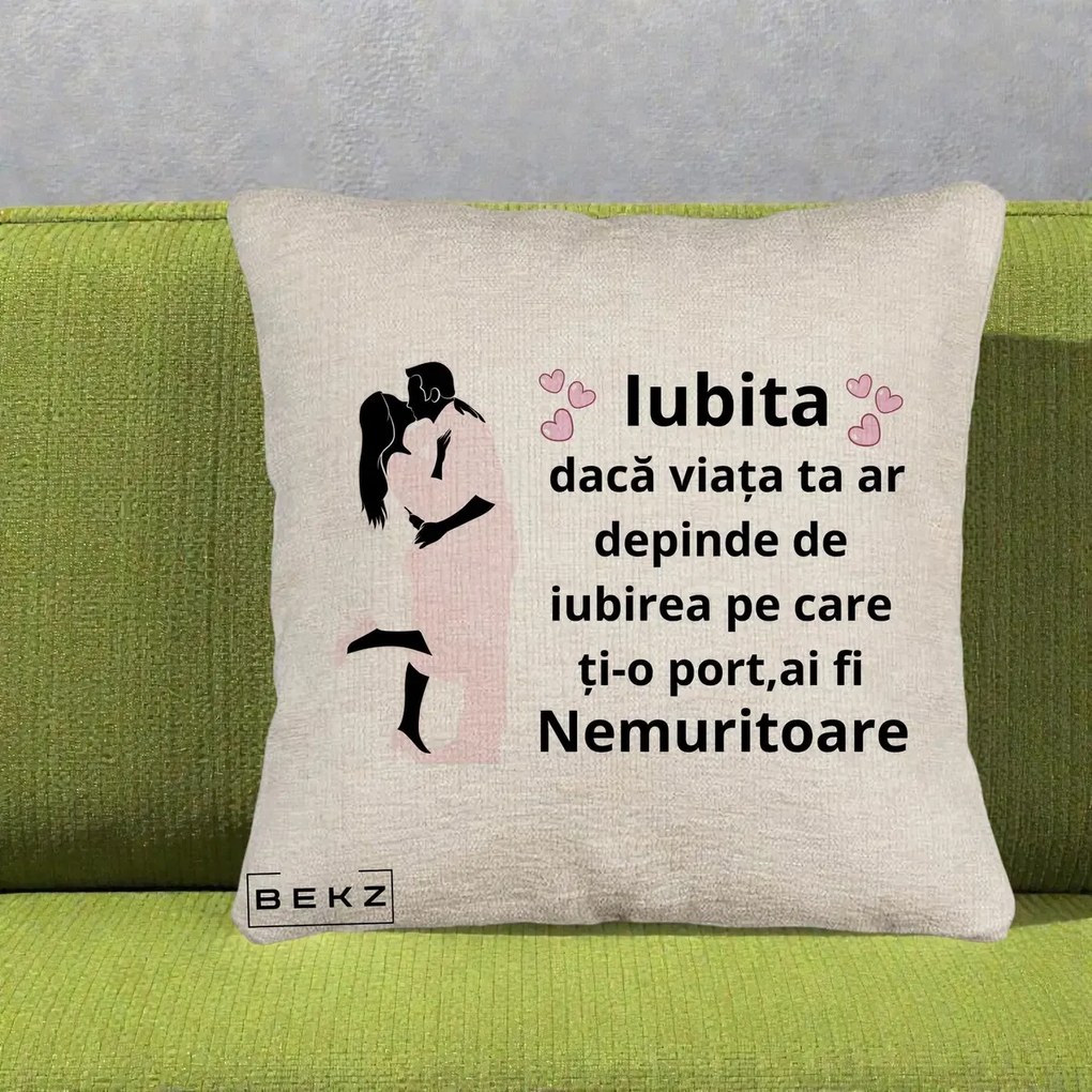 Cadou pentru Iubita - Perna Personalizata Iubita Nemuritoare cu Siluete de Cuplu, 40x40 cm, Bej Canapea, Husa Detasabila, Perna Inclusa, BEKZ®