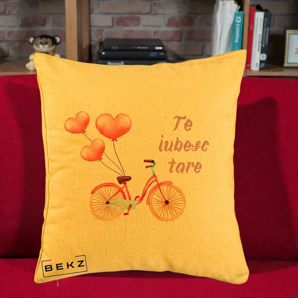 Perna Decorativa Te Iubesc Tare cu Bicicleta Roz si Baloane Inima, 40x40 cm, Galben, Husa Detasabila, Perna Inclusa, BEKZ®