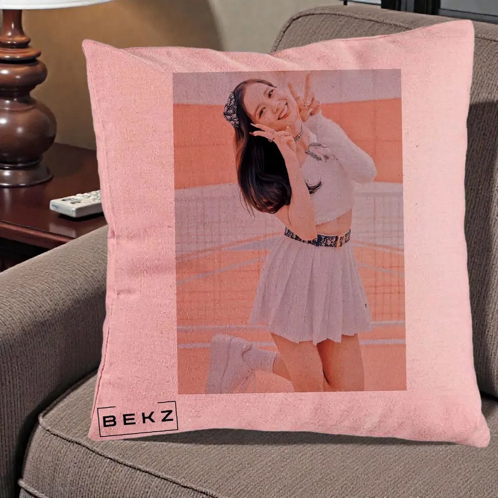 Perna Personalizata K-pop BLACKPINK Nayeon/Jisoo Tenis Alb, 40x40 cm, Roz, Husa Detasabila, Perna Inclusa, BEKZ®