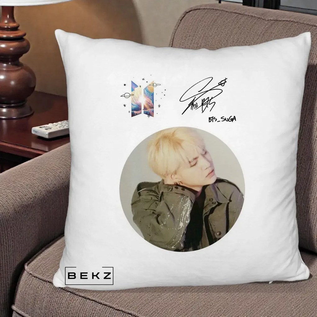 Perna Personalizata K-pop BTS Suga Portret cu Autograf, 40x40 cm, Alb Pufos, Husa Detasabila, Perna Inclusa, BEKZ®