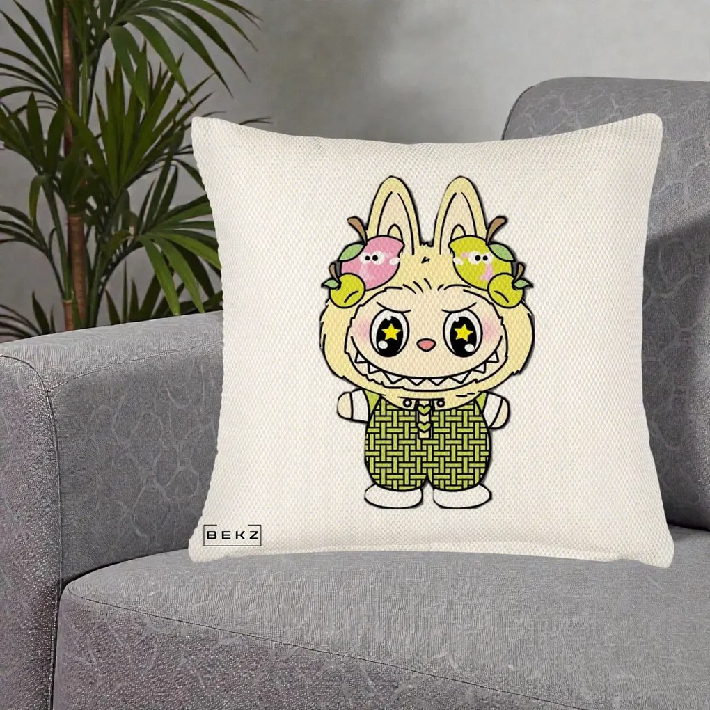 Perna Personalizata Labubu Galben cu Mere si Salopeta, 40x40 cm, Crem Reliefat, Husa Detasabila, Perna Inclusa, BEKZ®