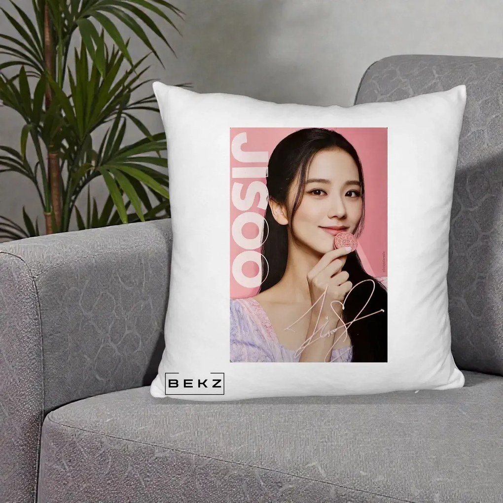 Perna Personalizata K-pop BLACKPINK Jisoo cu Semnatura si Fond Roz, 40x40 cm, Alb Pufos, Husa Detasabila, Perna Inclusa, BEKZ®