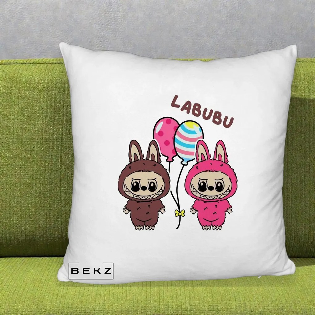Perna Personalizata Labubu Cuplu cu Baloane, 40x40 cm, Alb Pufos, Husa Detasabila, Perna Inclusa, BEKZ®