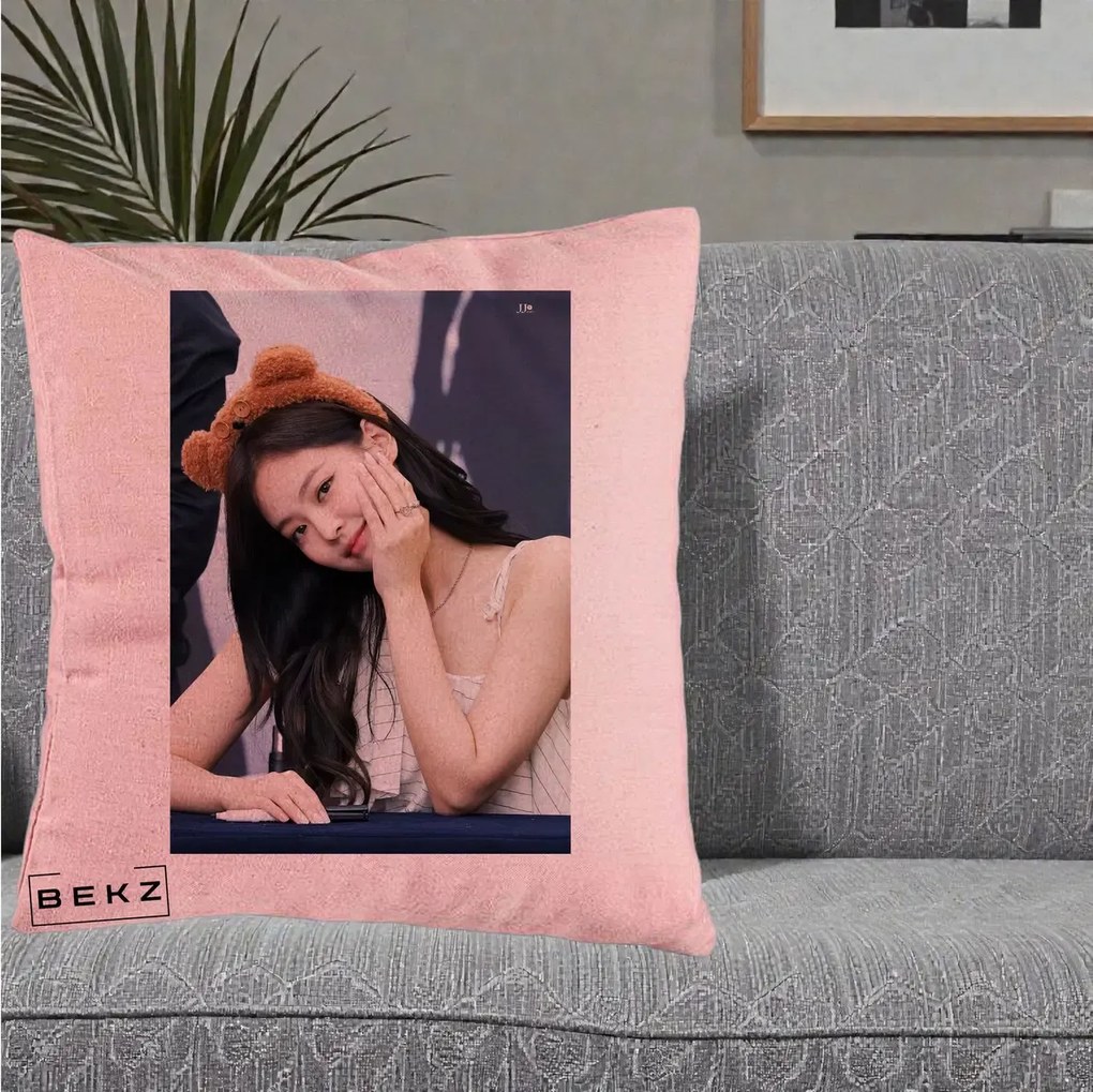 Perna Personalizata K-pop BLACKPINK Jennie Cute cu Diadema Ursulet, 40x40 cm, Roz, Husa Detasabila, Perna Inclusa, BEKZ®