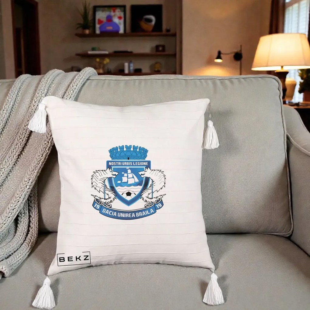 Perna Personalizata Dacia Unirea Braila 1919 Fotbal, 40x40 cm, Bej cu Franjuri, Husa Detasabila, Perna Inclusa, BEKZ®