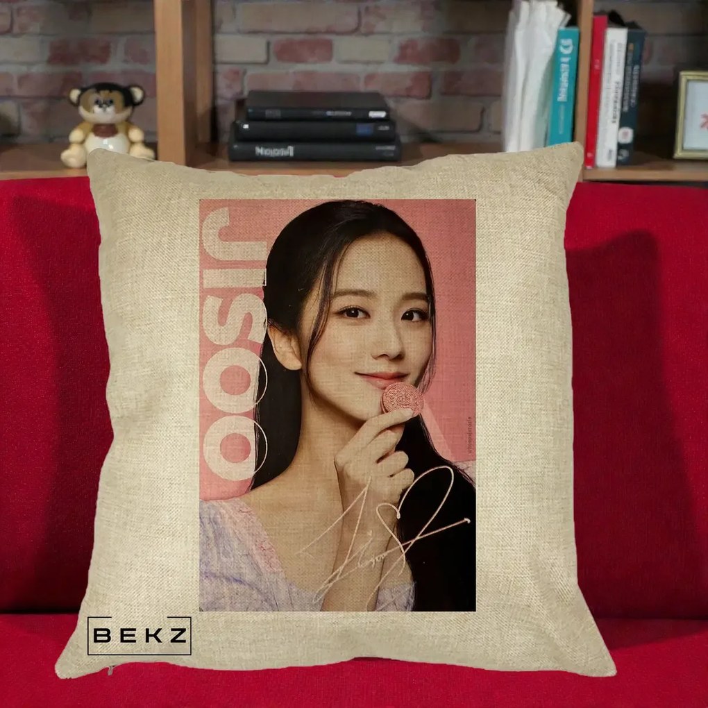 Perna Personalizata K-pop BLACKPINK Jisoo cu Semnatura si Fond Roz, 40x40 cm, Crem, Husa Detasabila, Perna Inclusa, BEKZ®