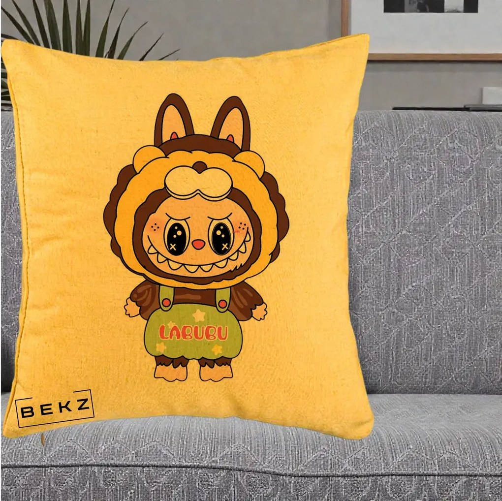 Perna Personalizata Labubu Leu Galben cu Salopeta, 40x40 cm, Galben, Husa Detasabila, Perna Inclusa, BEKZ®
