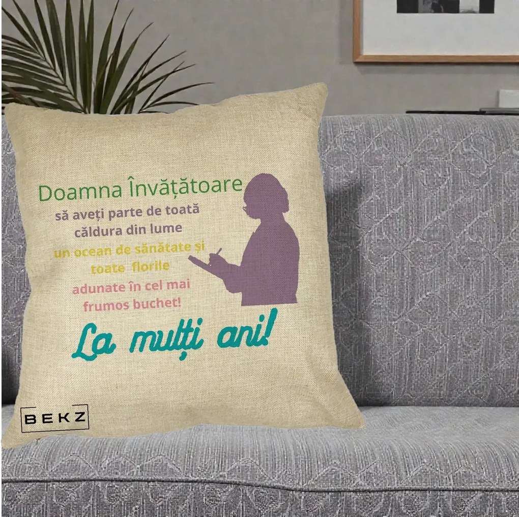 Perna personalizata invatatoare: Doamna invatatoare, La multi ani, 40x40 cm cu Umplutura, Crem, BEKZ
