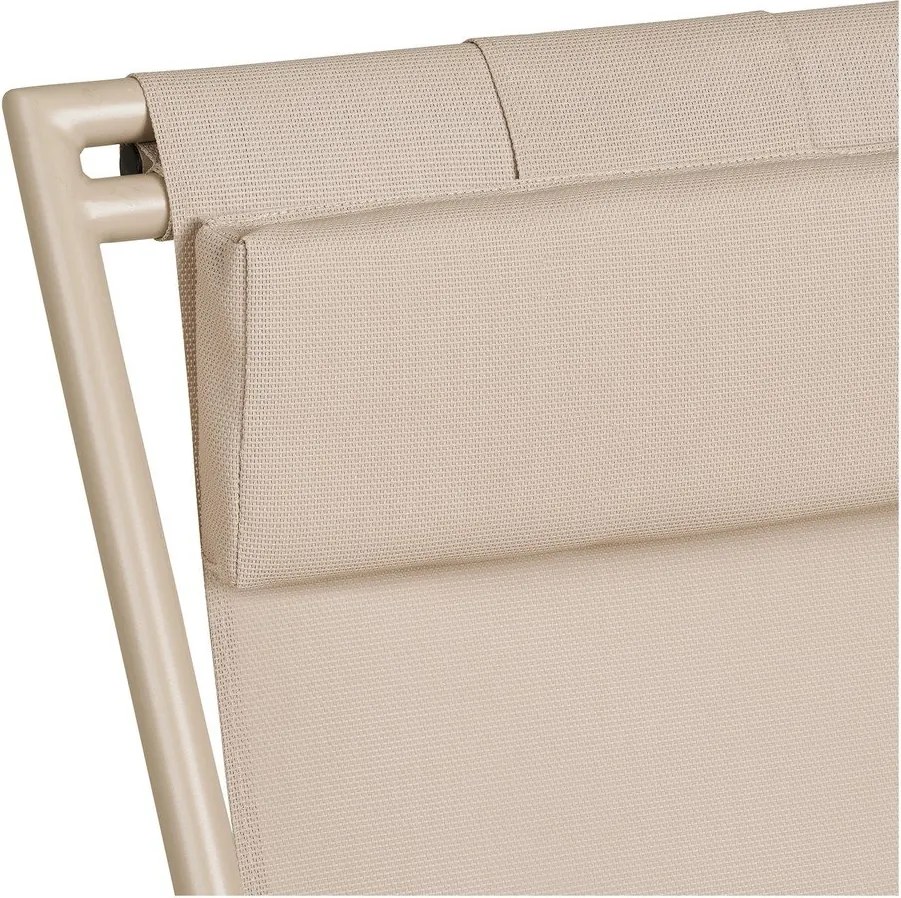 Șezlong de grădină bej din metal Curtis – House Nordic