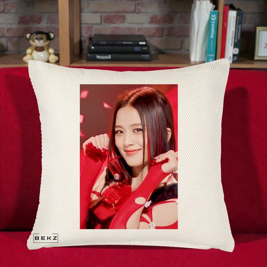 Perna Personalizata K-pop BLACKPINK Jisoo Rosu, 40x40 cm, Crem Reliefat, Husa Detasabila, Perna Inclusa, BEKZ®
