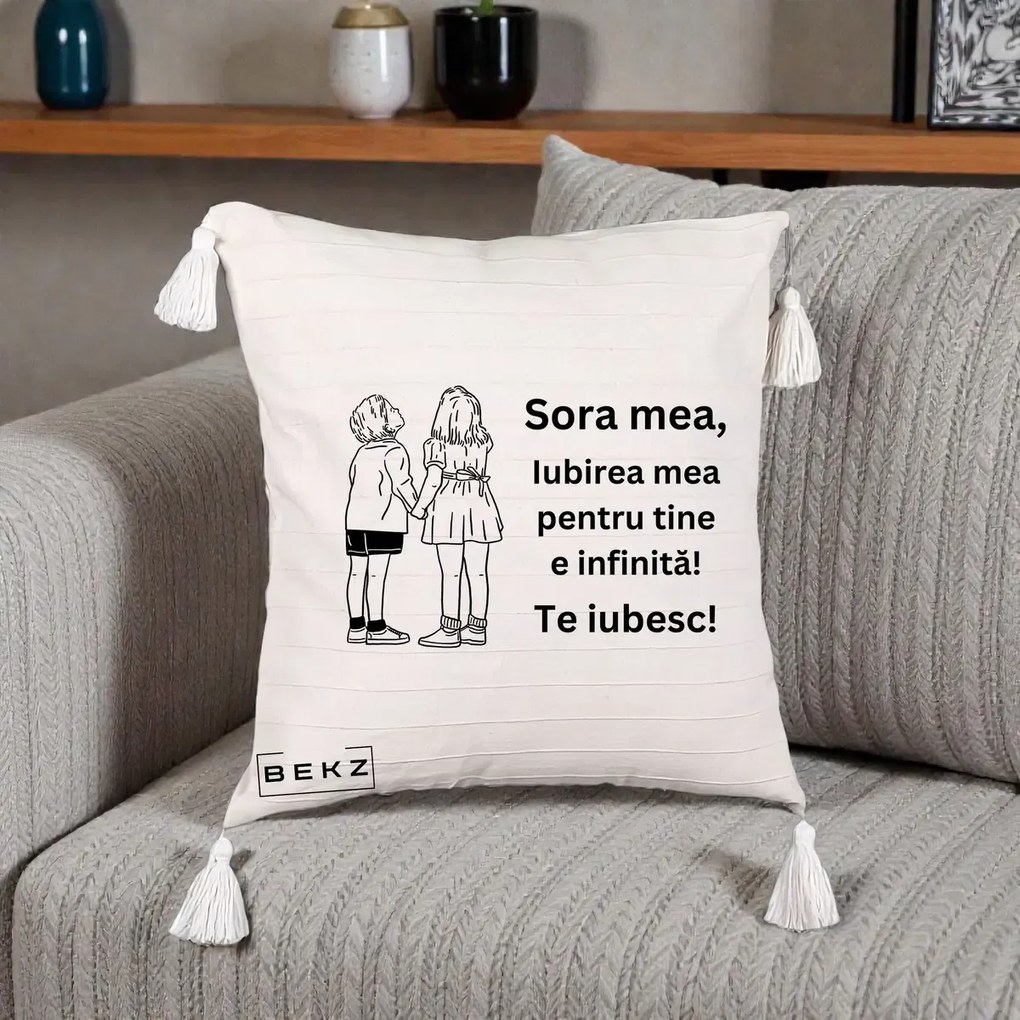 Cadou pentru Sora - Perna Personalizata Sora Mea Te Iubesc Copii Tinand Maini Line Art, 40x40 cm, Bej cu Franjuri, Husa Detasabila, Perna Inclusa, BEKZ®