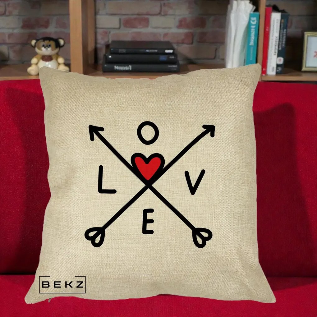 Perna Decorativa Love cu Sageti Incrucisate si Inima Rosie, 40x40 cm, Crem, Husa Detasabila, Perna Inclusa, BEKZ®