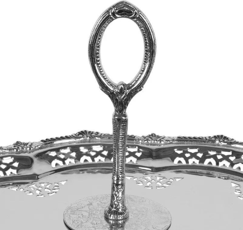 Etajeră pentru prăjituri cu 3 niveluri, din alamă lucrată manual, argintie, aspect vintage, cu platouri ovale cu margini decupate și mâner decorativ,