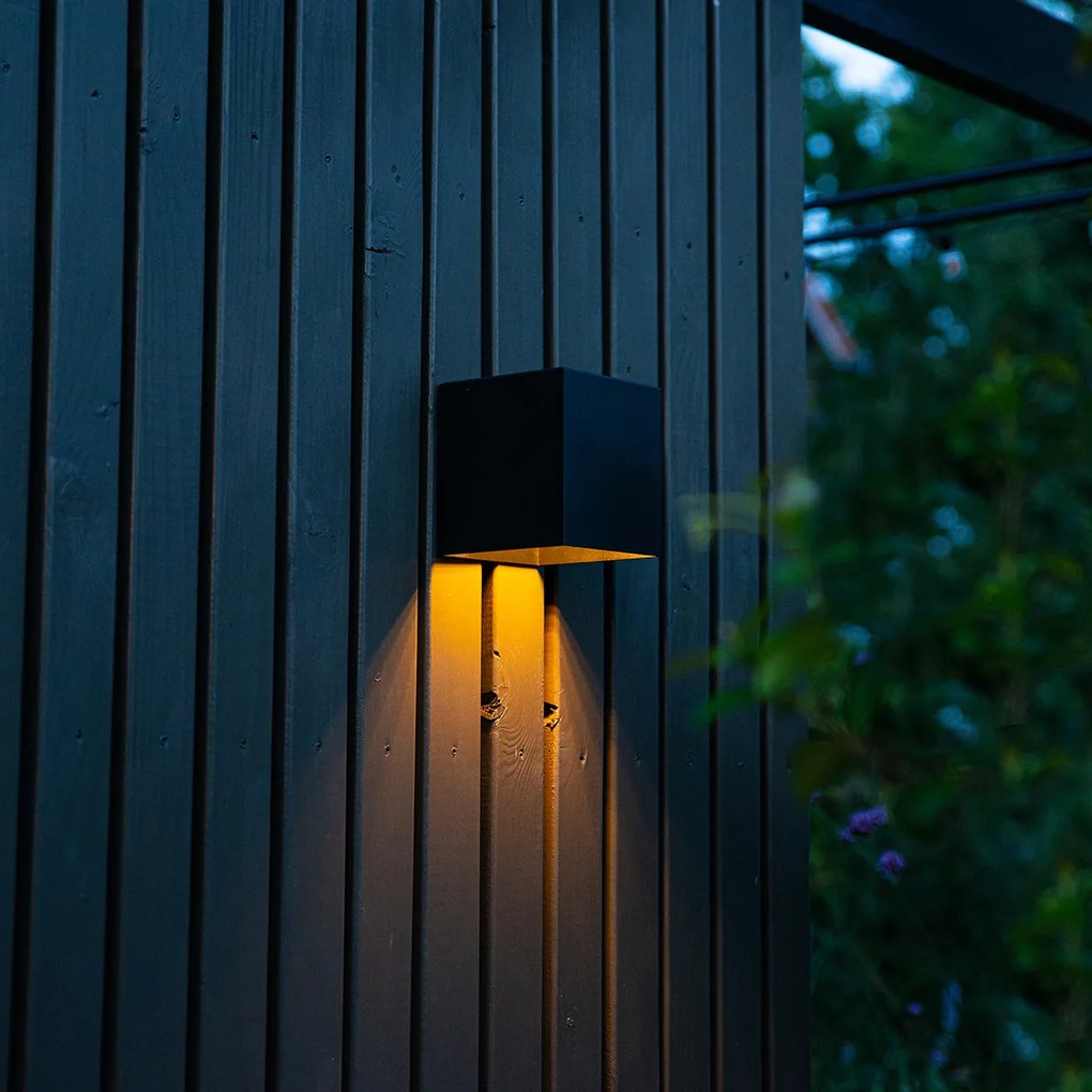 Lampă de perete de exterior neagră cu lumină slabă și senzor solar - Charlotte