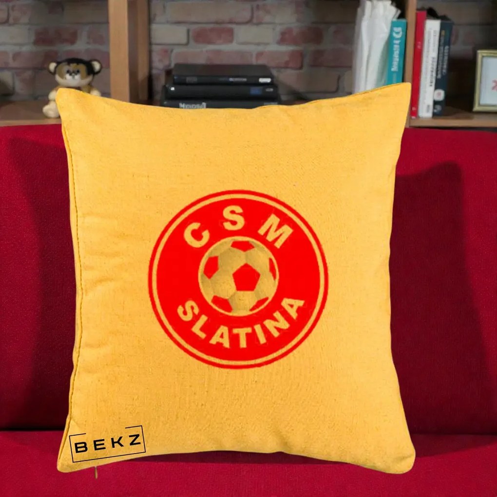 Perna Personalizata CSM Slatina Fotbal, 40x40 cm, Galben, Husa Detasabila, Perna Inclusa, BEKZ®