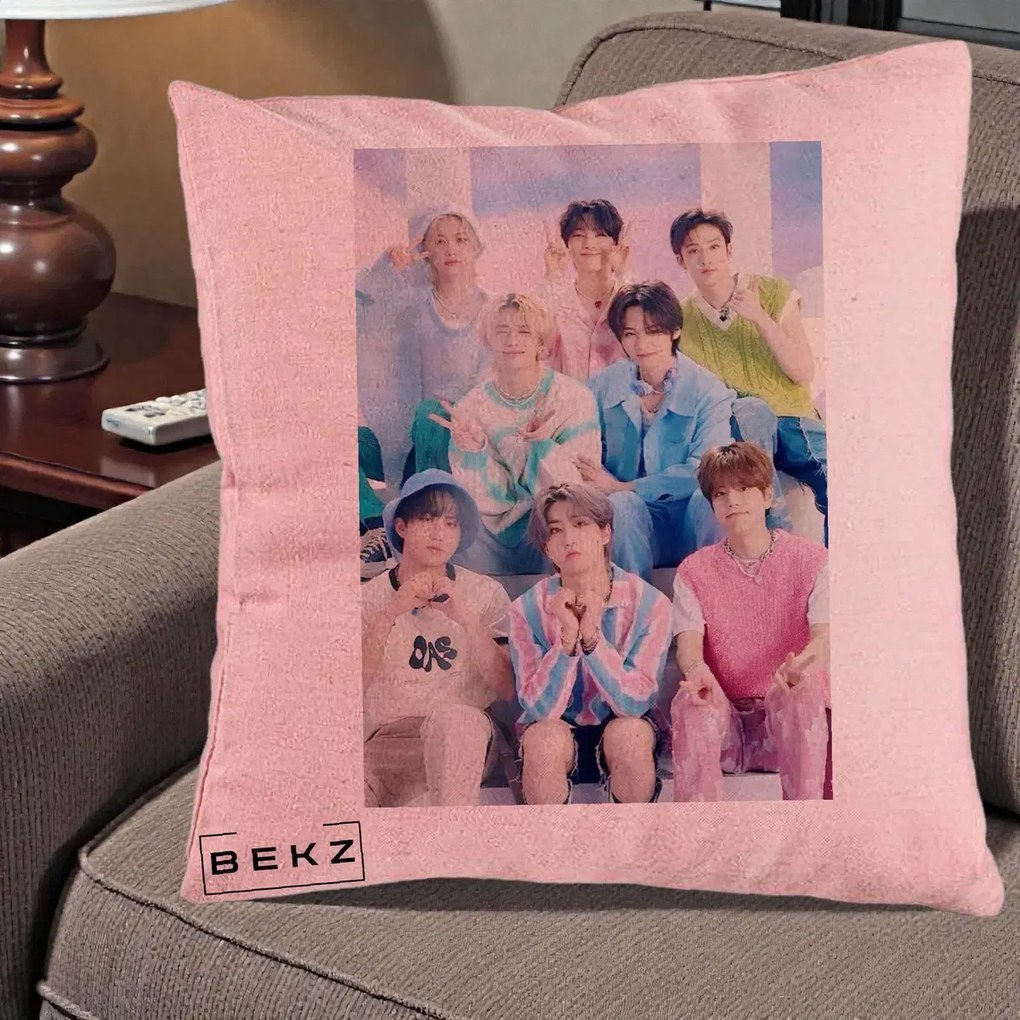 Perna Personalizata K-Pop Grup Foto Pasteluri cu 8 Artisti, 40x40 cm, Roz, Husa Detasabila, Perna Inclusa, BEKZ®