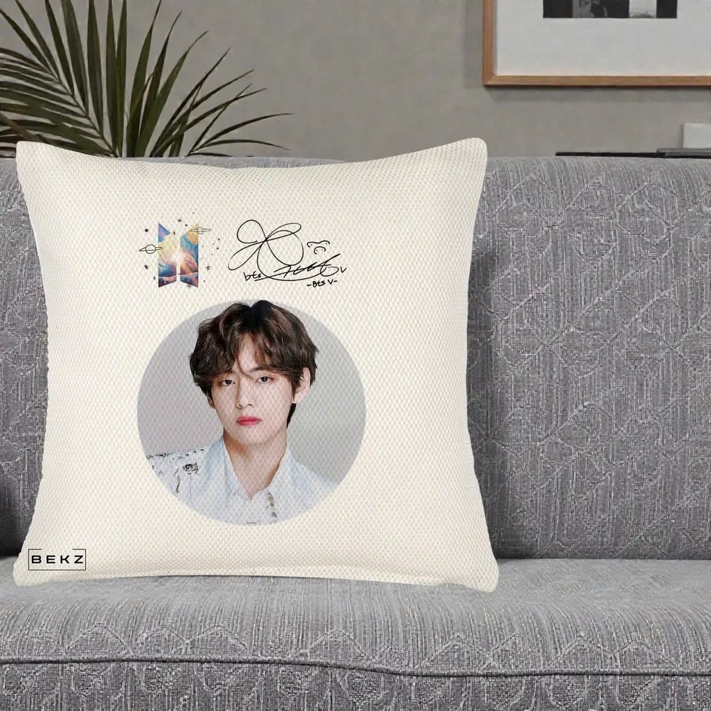 Perna Personalizata K-pop BTS V Taehyung Portret Cerc Autograf, 40x40 cm, Crem Reliefat, Husa Detasabila, Perna Inclusa, BEKZ®