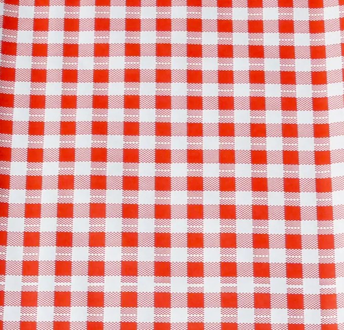 Fata de masa rosie