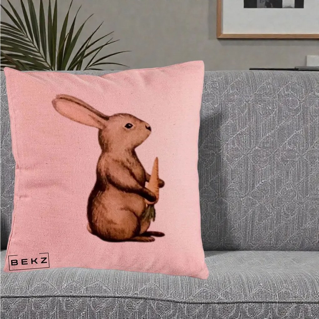 Perna Decorativa Iepuras Acuarela cu Morcov, 40x40 cm, Roz, Husa Detasabila, Perna Inclusa, BEKZ®