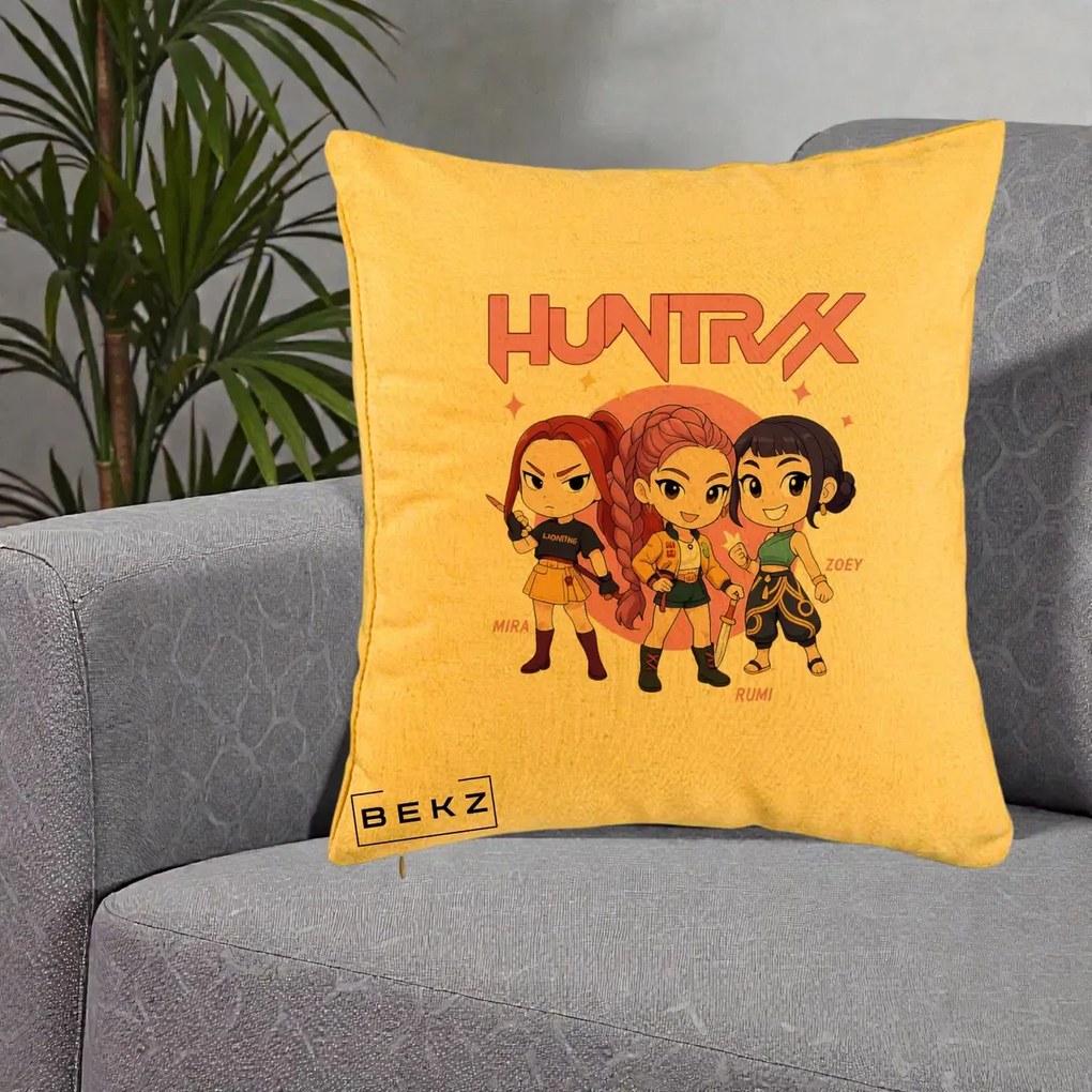 Perna Personalizata K-pop HUNTRX Trio Chibi cu Arme, 40x40 cm, Galben, Husa Detasabila, Perna Inclusa, BEKZ®