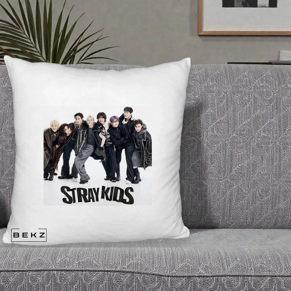 Perna Personalizata K-pop Stray Kids Outfit Negru, 40x40 cm, Alb Pufos, Husa Detasabila, Perna Inclusa, BEKZ®