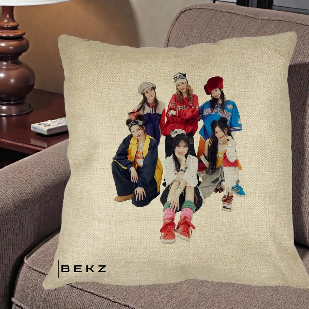 Perna Personalizata Grup K-pop Fete Streetwear Foto, 40x40 cm, Crem, Husa Detasabila, Perna Inclusa, BEKZ®