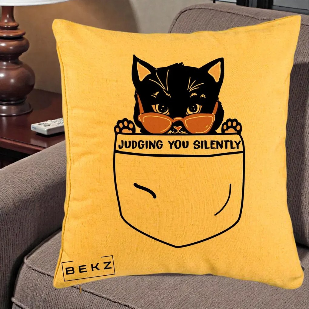 Perna Decorativa Judging You Silently Pisica Buzunar, 40x40 cm, Galben, Husa Detasabila, Perna Inclusa, BEKZ®