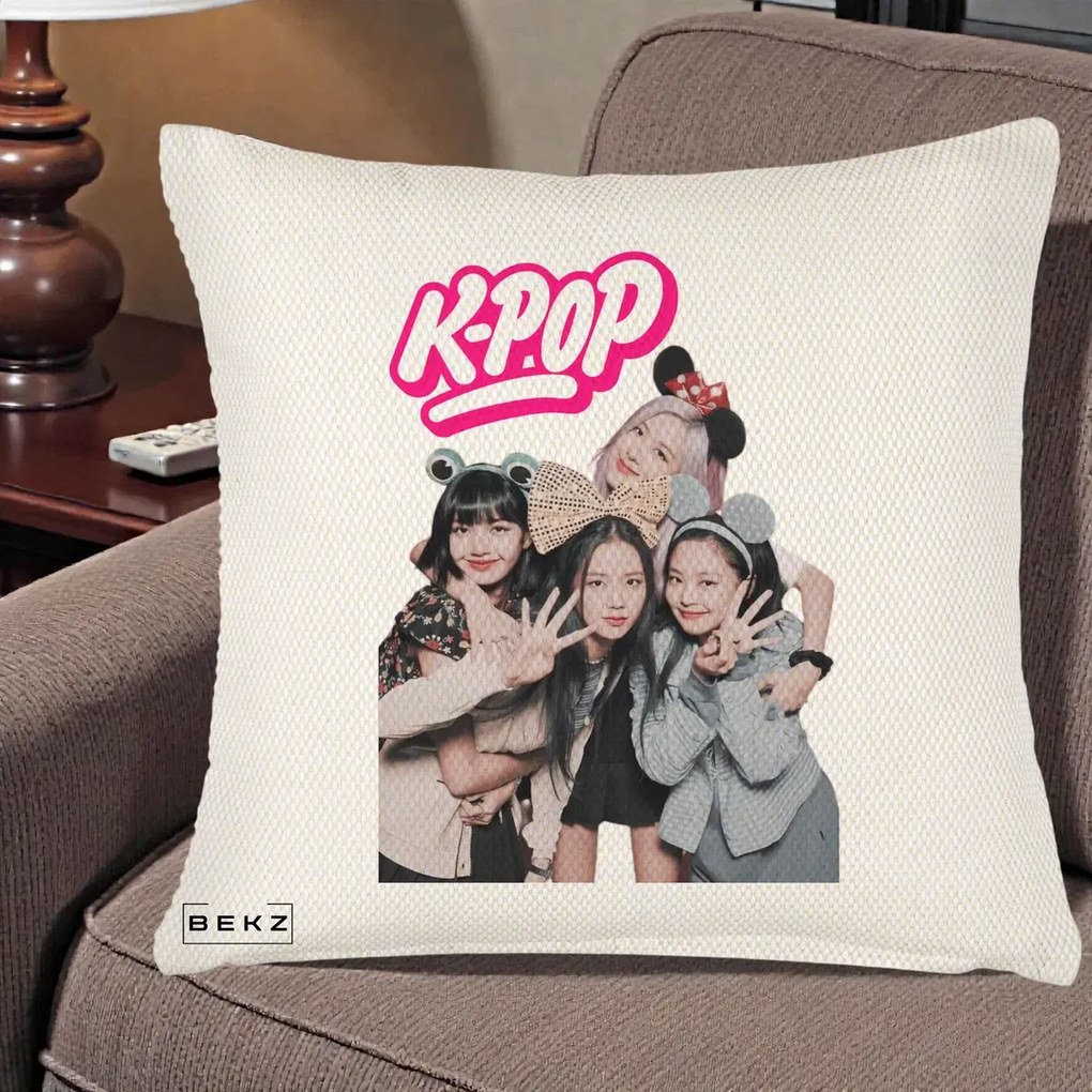 Perna Personalizata BLACKPINK K-Pop Grup Pozitii Amuzante, 40x40 cm, Crem Reliefat, Husa Detasabila, Perna Inclusa, BEKZ®
