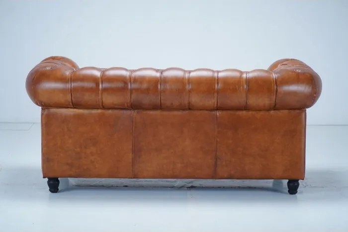 Canapea Chesterfield 2 locuri din piele naturală full grain maro deschis, cu brațe rulate și ținte decorative, 75 x 180 x 97 cm, „Classic Chic”