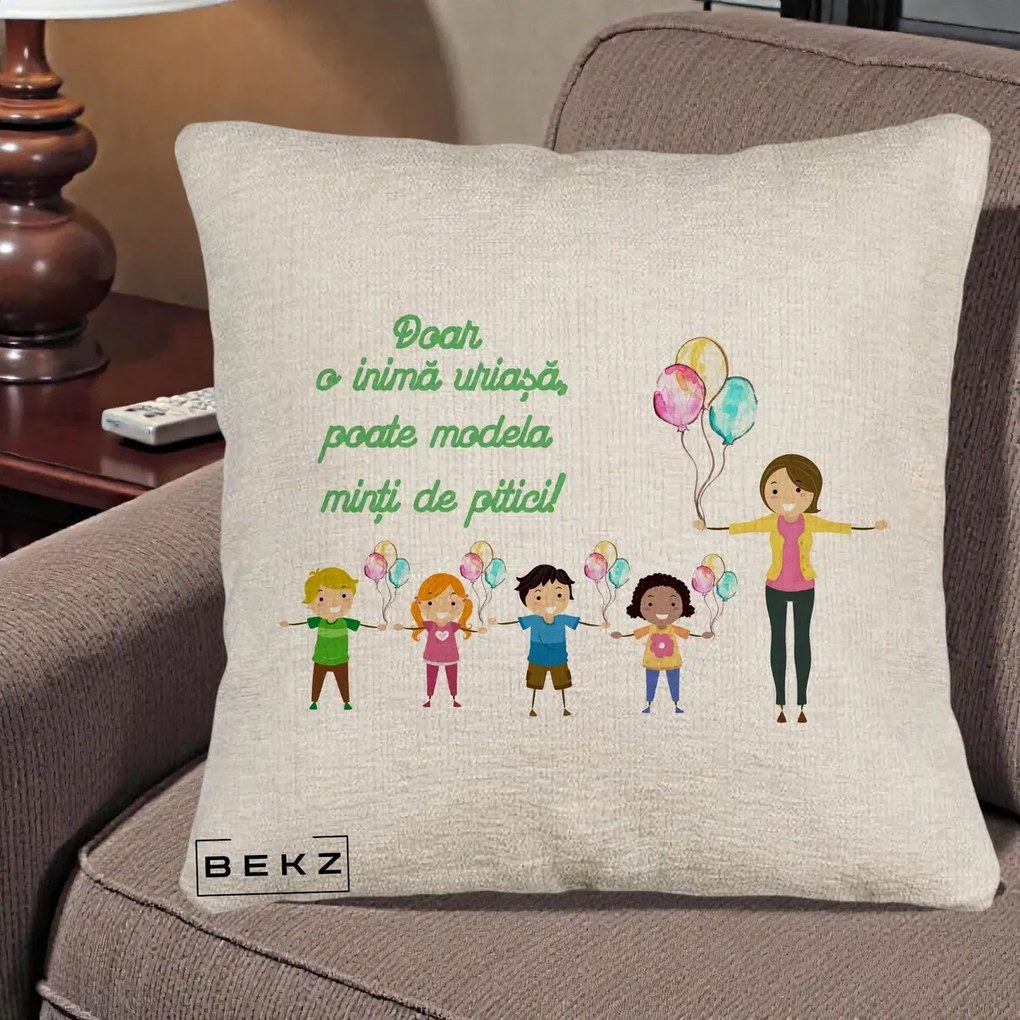 Cadou pentru Educatoare - Perna Personalizata Doar o Inima Uriasa poate Modela Minti de Pitici cu Educatoare si Baloane, 40x40 cm, Bej Canapea, Husa Detasabila, Perna Inclusa, BEKZ®