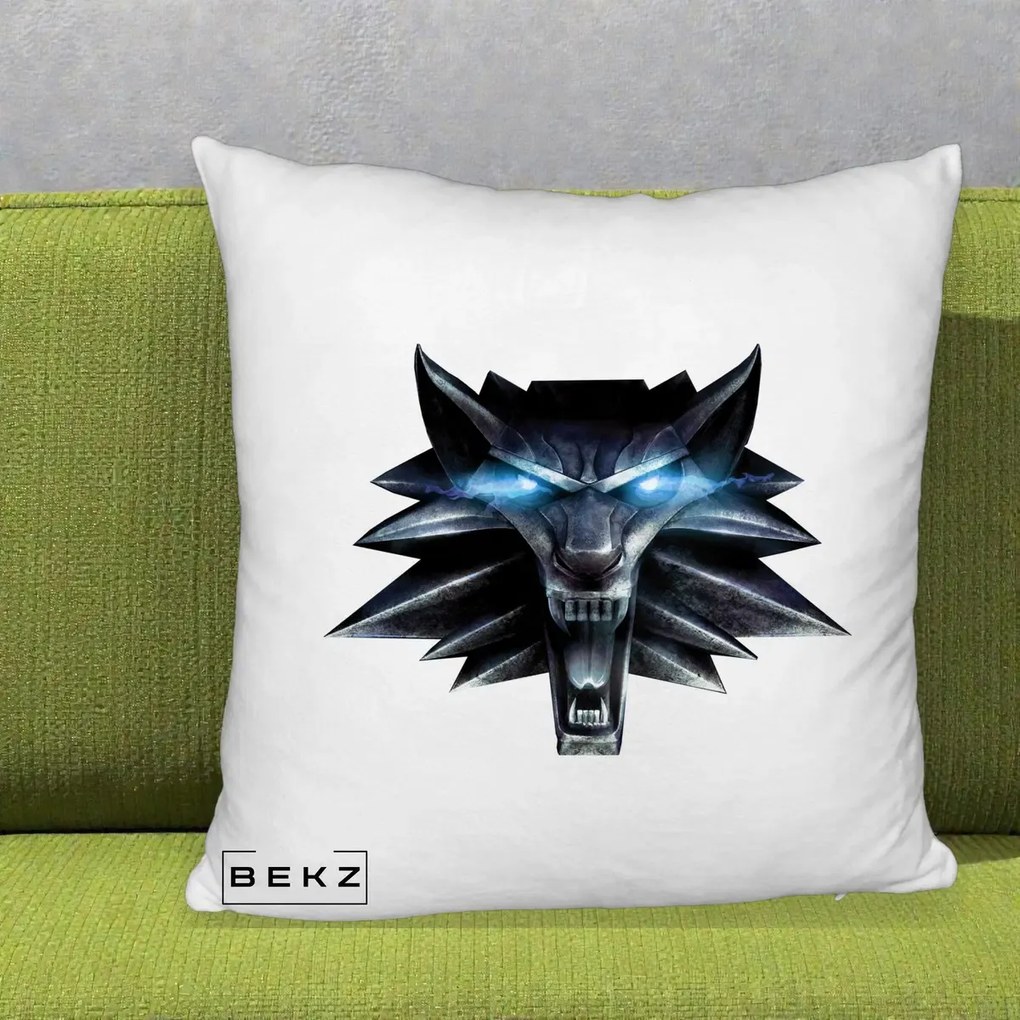 Perna Decorativa The Witcher Wolf Head, 40x40 cm, Alb Pufos, Husa Detasabila, Perna Inclusa, BEKZ®