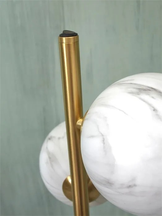 Lampadar cu 3 globuri din sticla cu aspect de marmura Carrara