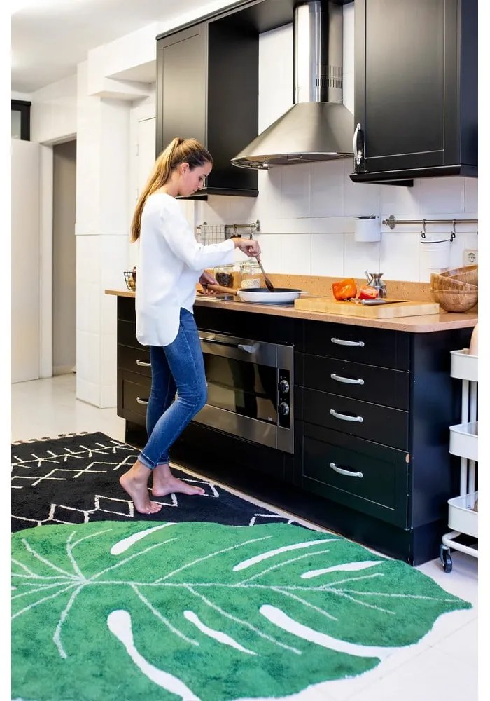 Covor pentru copii verde închis lavabil/țesut manual din bumbac 120x180 cm Monstera Leaf – Lorena Canals