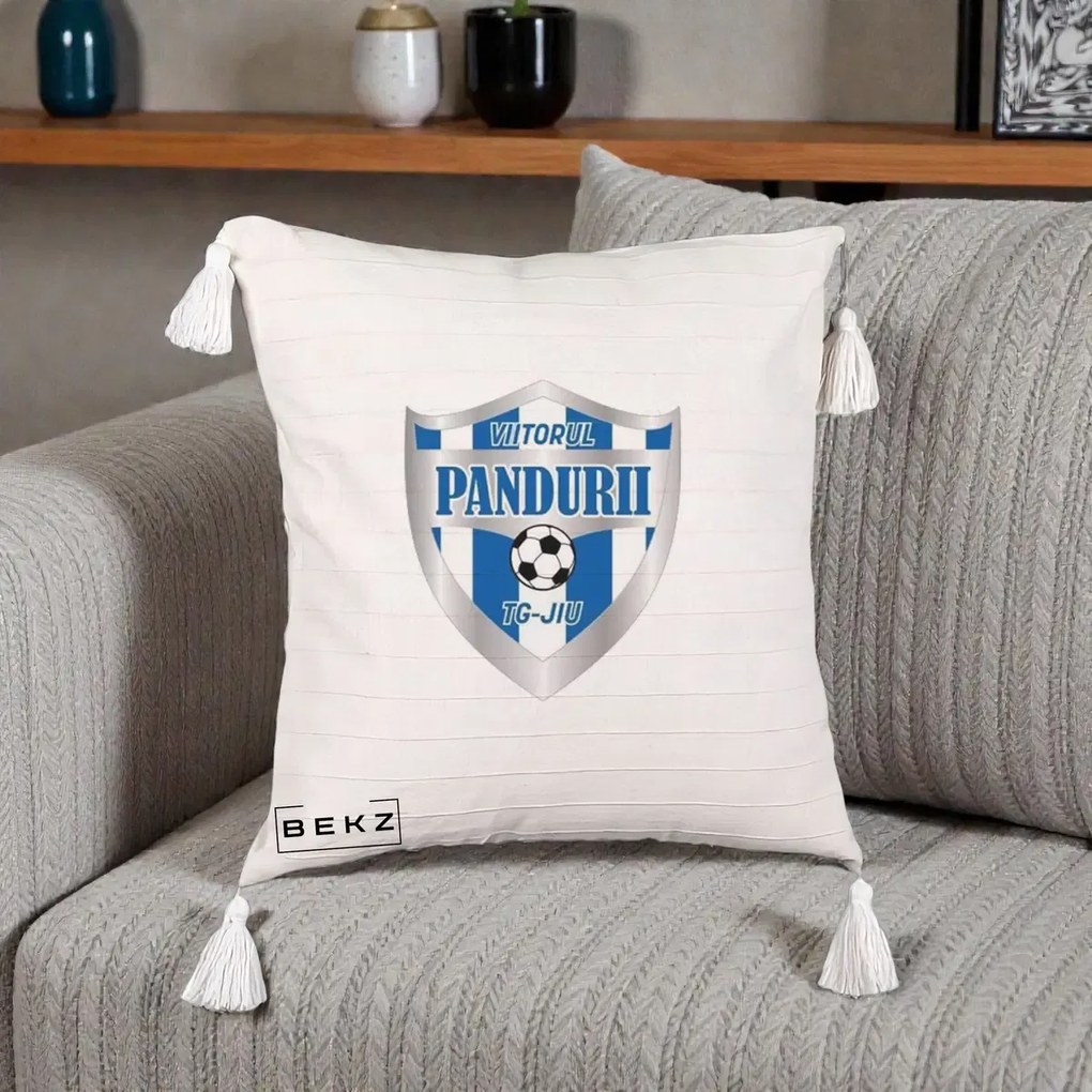 Perna Personalizata Pandurii Targu Jiu Fotbal, 40x40 cm, Bej cu Franjuri, Husa Detasabila, Perna Inclusa, BEKZ®