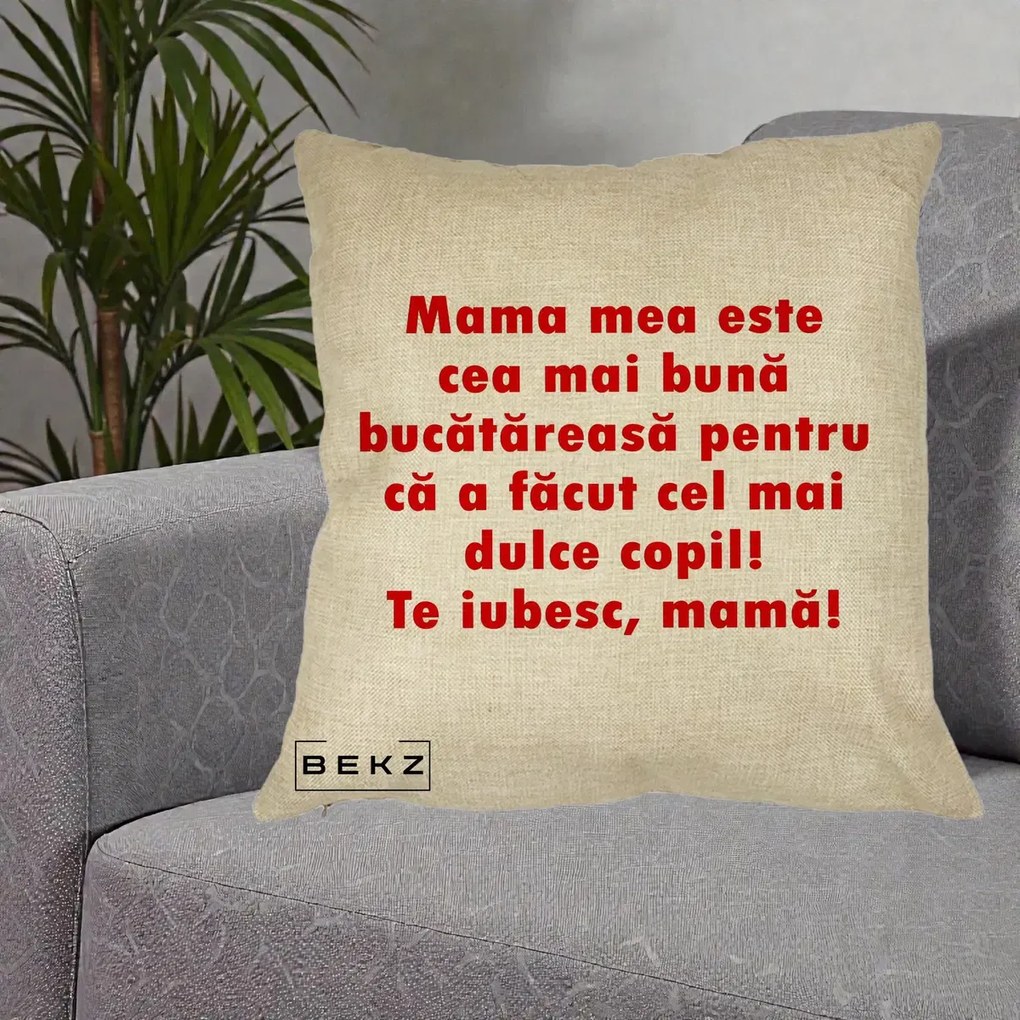 Cadou pentru Mama - Perna Personalizata Mama cea Mai Buna Bucatareasa, 40x40 cm, Crem, Husa Detasabila, Perna Inclusa, BEKZ®